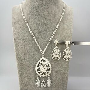 Vintage White Enamel Necklace & Earrings Set – Floral Filigree Design